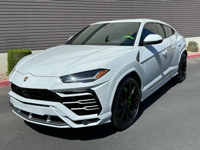 🐂This 2022 Lamborghini Urus is now ready to hit the road with peace of mind!🐂

This Urus underwent our Full-Front Coverage of @xpel Ultimate Plus Paint Protection Film. 
This Film covers the Full-Hood, Fenders, Bumper, and Mirror Caps. 

The owner also opted for A-Pillar & Roofline Coverage ensuring this Urus is safe from Rock-Chips, Scratches, and other Road Debris on Arizona Roadways!

📞📲Call or DM us today to book your PPF appointment!📞📲

#lamborghini #lamborghiniurus #urus #ppf #ppfinstallation #arizona #arizonacars #arizonacarscene