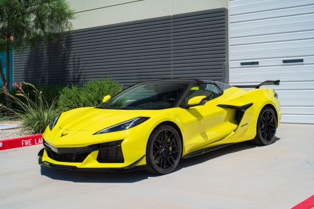 ⚡️This Z-06 looks stunning in Highlighter Yellow⚡️

This Z-06 underwent our Correction and Coating using @feynlab Ceramic Ultra to seal the paint and ensure easy and efficient cleaning! This coating protects against UV-Rays, Bird Droppings, Hard Water Spors, and other Paint Hazards! 

Looking to achieve similar protection with your vehicle? 

📞📲Call or DM our Team today to book your vehicle for our Correction and Costing Services!📞📲

#arizona #corvettez06 #z06 #c8z06 #c8corvette #corvettelifestyle #arizonacarscene #arizonacars #ceramiccoatings #ceramiccoating #feynlab #paintprotection